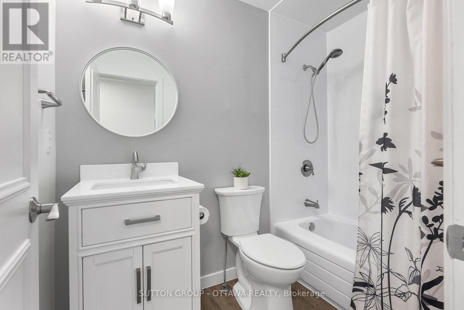 












32 FLINT COURT SW

,
Ottawa,




Ontario
K2J2S1

