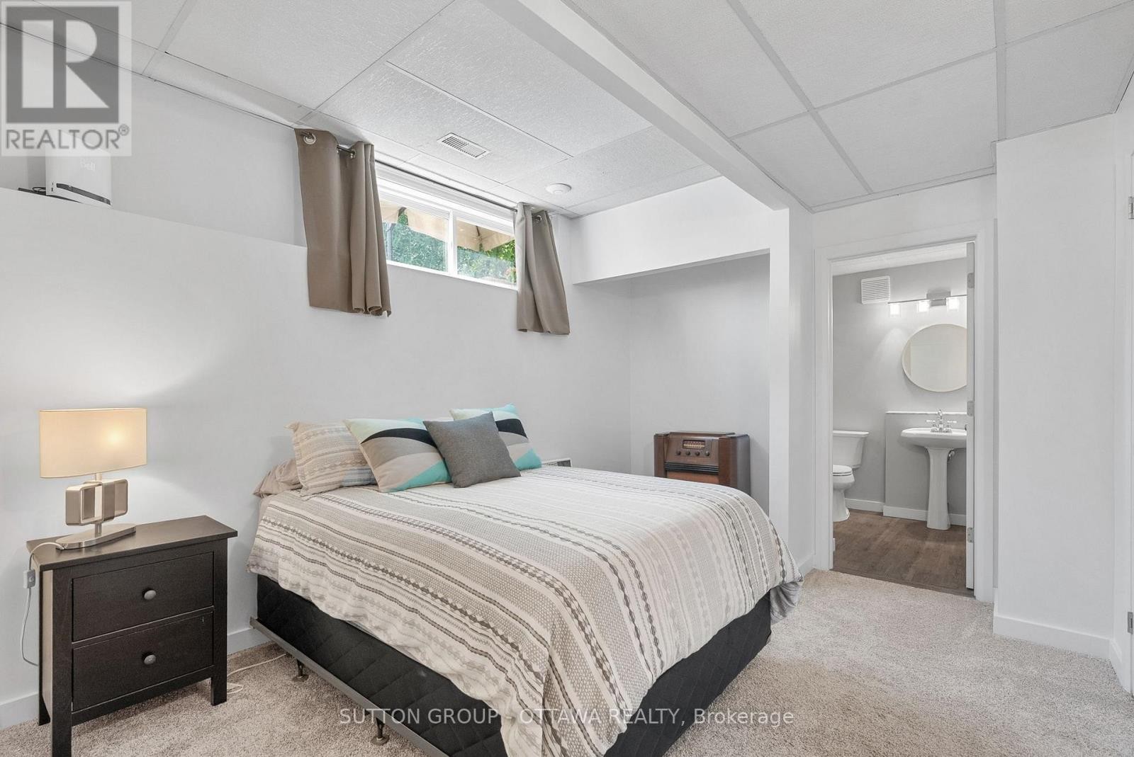












32 FLINT COURT SW

,
Ottawa,




Ontario
K2J2S1

