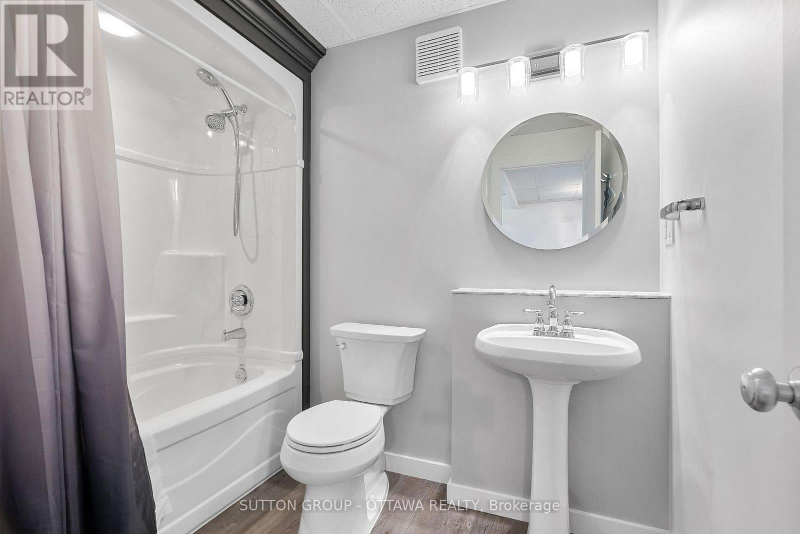 












32 FLINT COURT SW

,
Ottawa,




Ontario
K2J2S1

