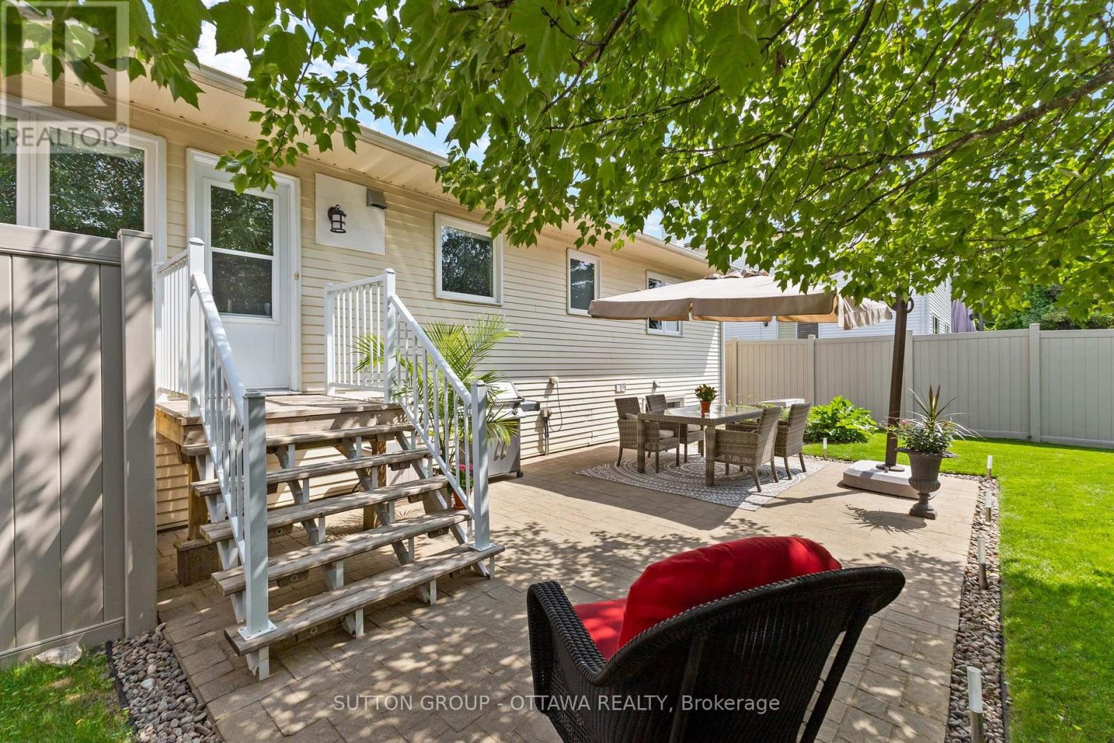 












32 FLINT COURT SW

,
Ottawa,




Ontario
K2J2S1

