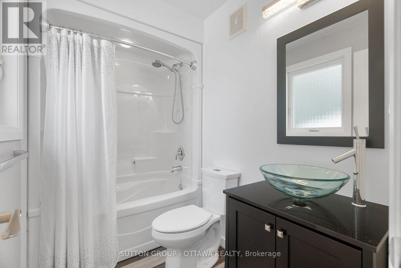 












32 FLINT COURT SW

,
Ottawa,




Ontario
K2J2S1

