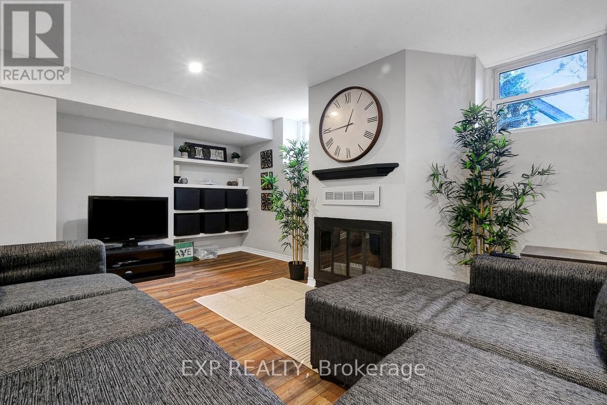 












1 - 244 CHARLOTTE STREET

,
Ottawa,




Ontario
K1N8L3

