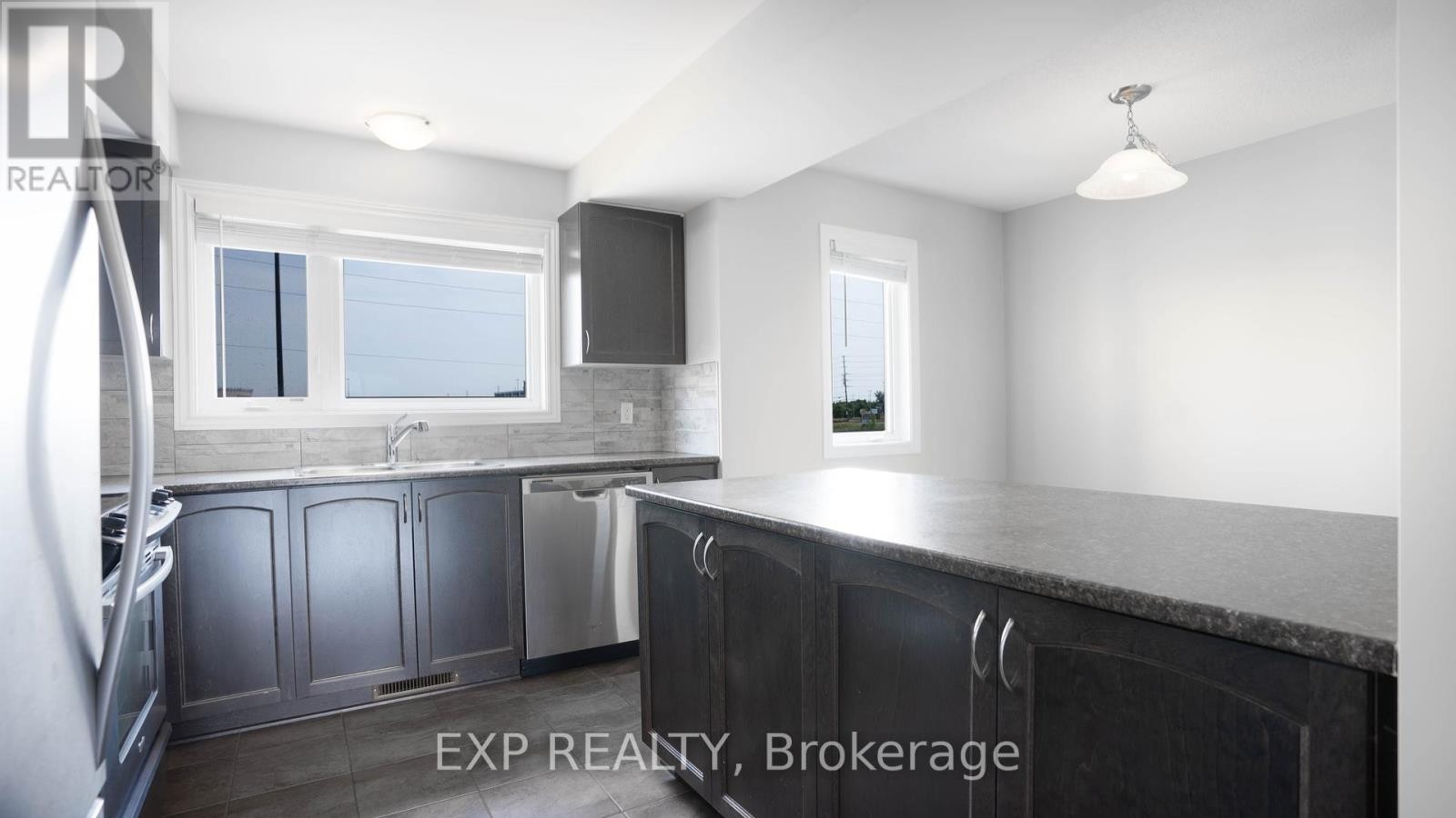 












516 SILVERTIP LANE

,
Ottawa,




Ontario
K2T0H7

