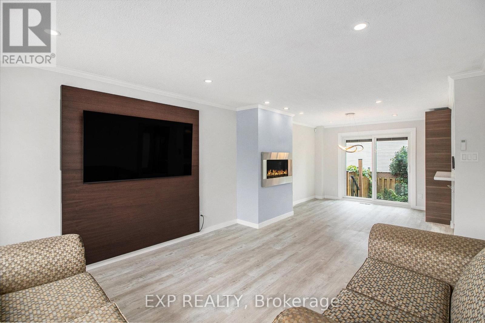 












406 WOODFIELD DRIVE

,
Ottawa,




Ontario
K2G3W9

