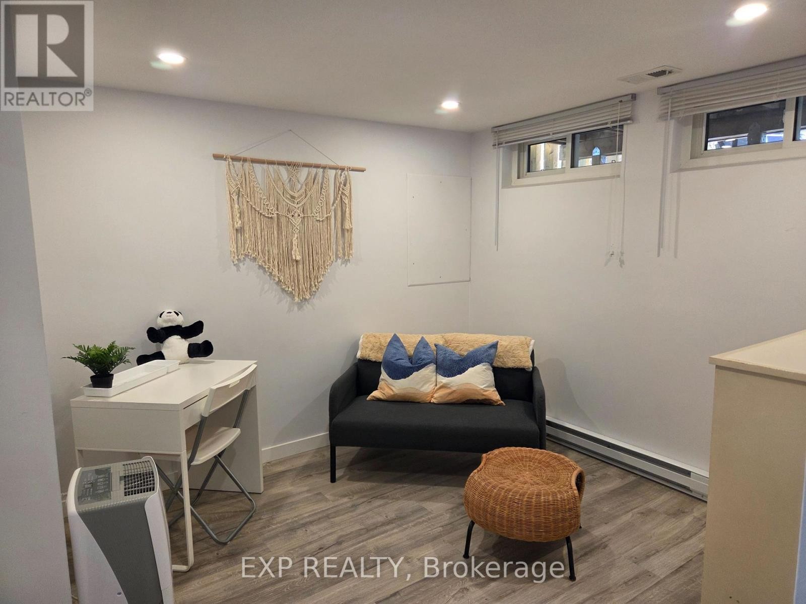 












406 WOODFIELD DRIVE

,
Ottawa,




Ontario
K2G3W9

