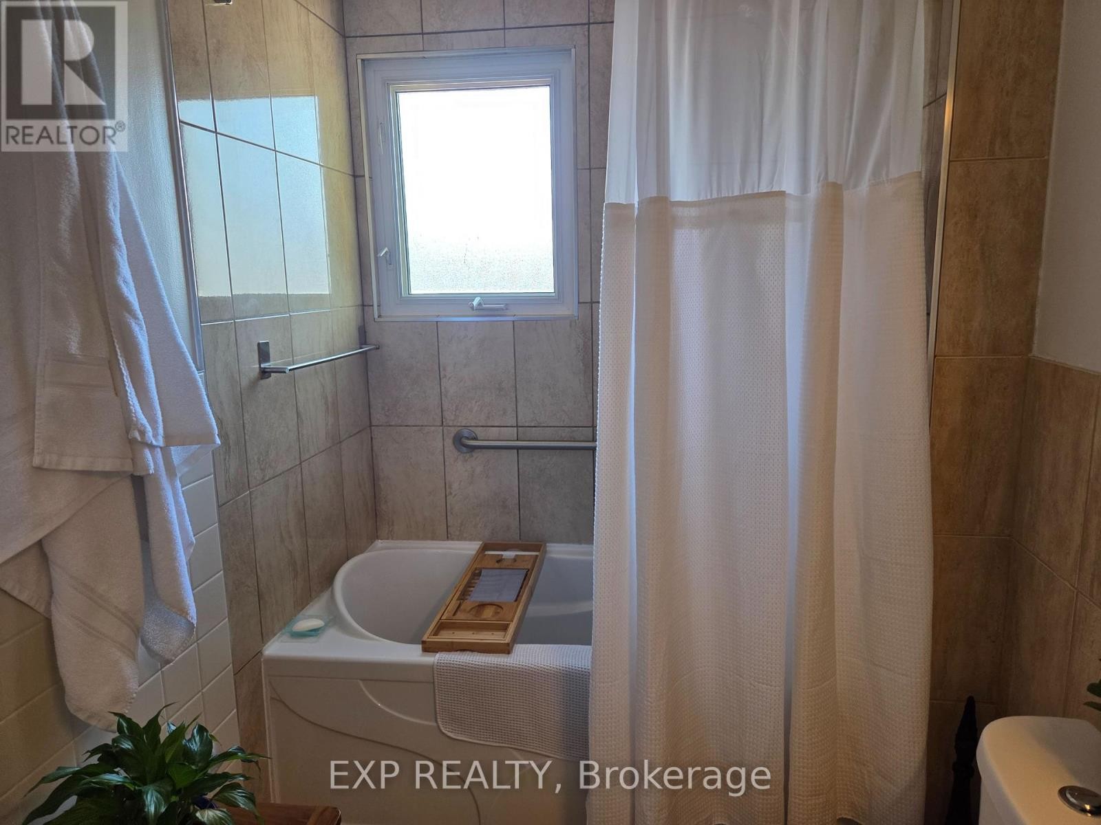 












406 WOODFIELD DRIVE

,
Ottawa,




Ontario
K2G3W9

