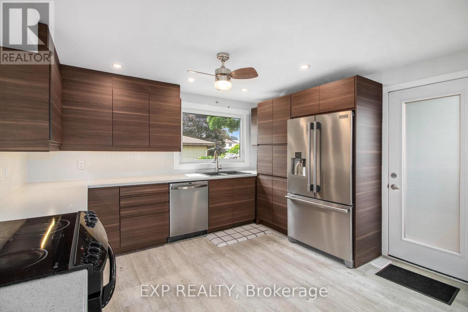 












406 WOODFIELD DRIVE

,
Ottawa,




Ontario
K2G3W9

