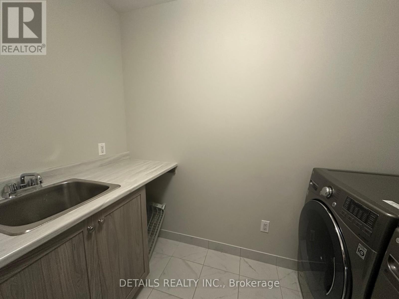 












690 VIVERA PLACE

,
Ottawa,




Ontario
K2S2N1

