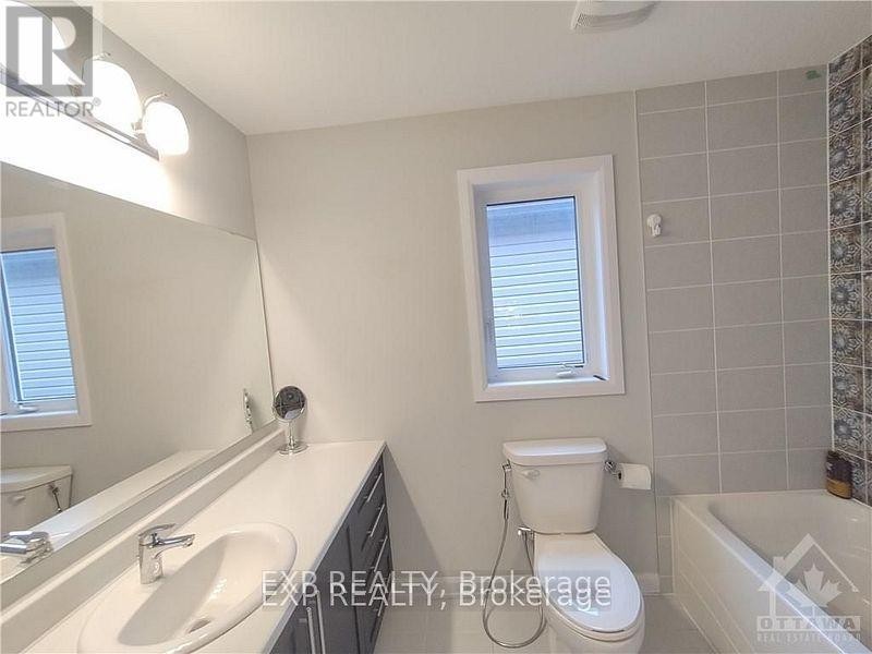 












43 SWEET PEA WAY

,
Ottawa,




Ontario
K2T0P2

