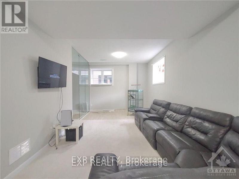












43 SWEET PEA WAY

,
Ottawa,




Ontario
K2T0P2

