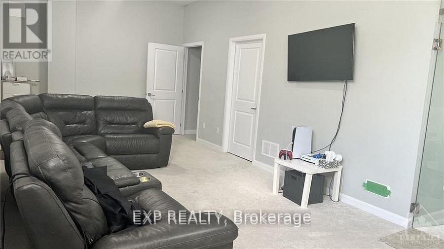












43 SWEET PEA WAY

,
Ottawa,




Ontario
K2T0P2

