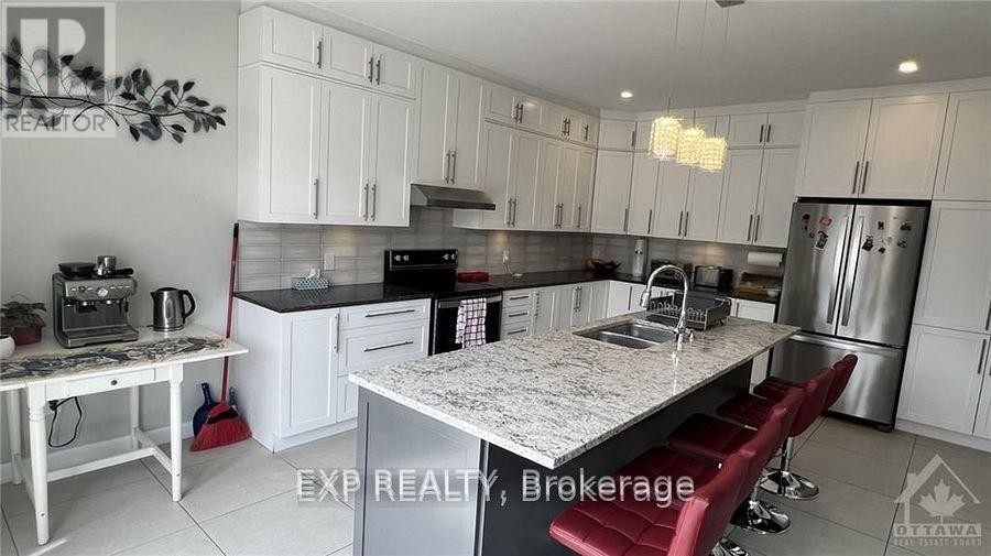 












43 SWEET PEA WAY

,
Ottawa,




Ontario
K2T0P2

