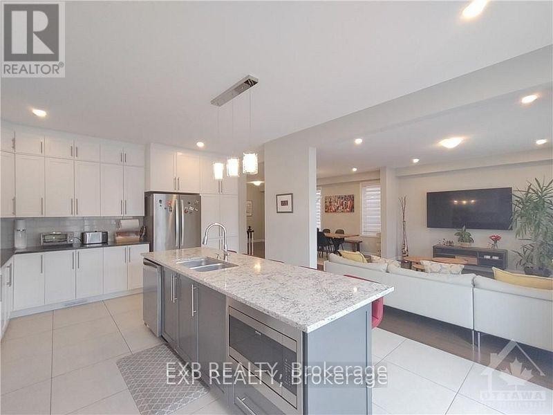 












43 SWEET PEA WAY

,
Ottawa,




Ontario
K2T0P2

