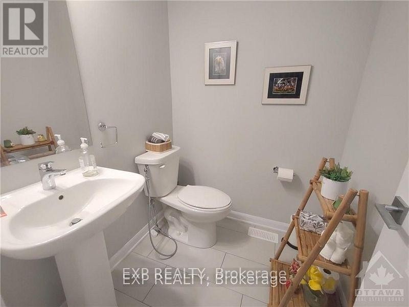 












43 SWEET PEA WAY

,
Ottawa,




Ontario
K2T0P2

