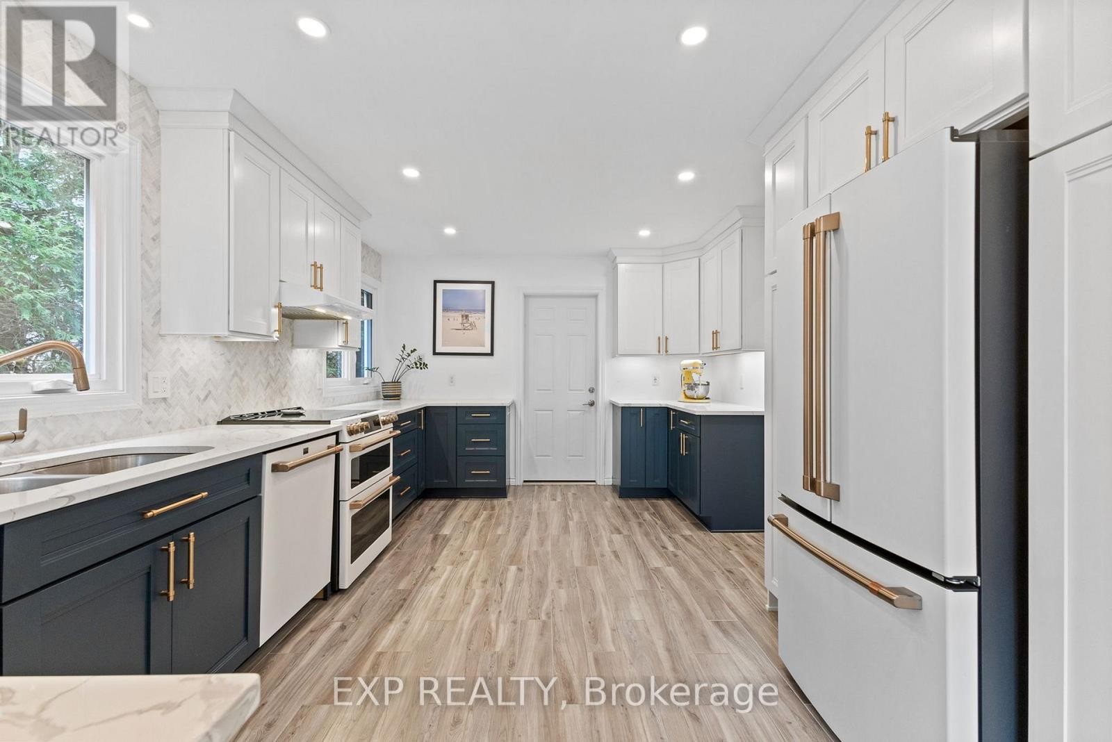 












41 BLUEGRASS DRIVE

,
Ottawa,




Ontario
K2M1G2

