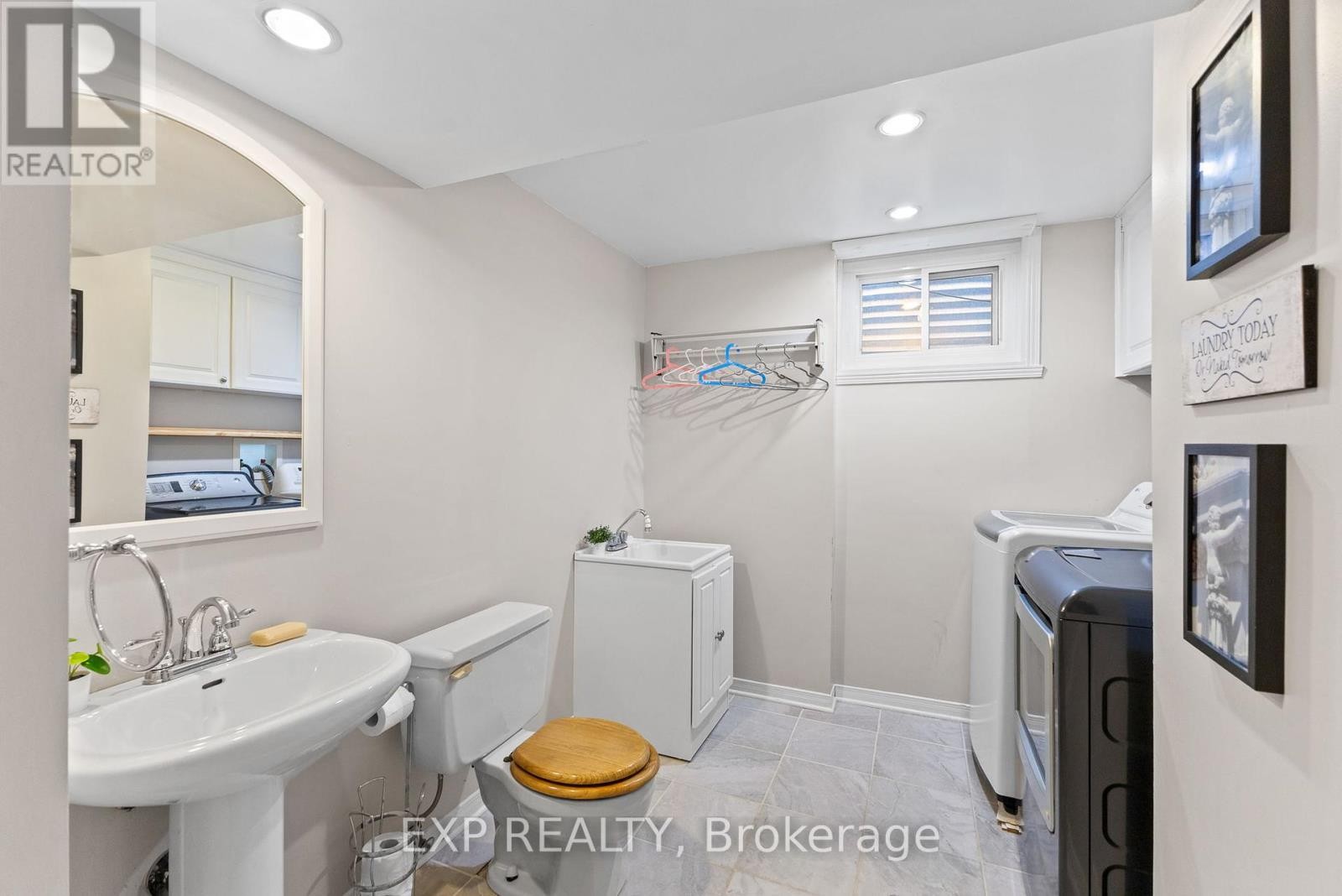 












41 BLUEGRASS DRIVE

,
Ottawa,




Ontario
K2M1G2

