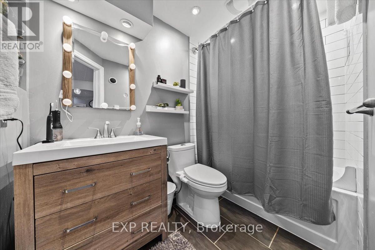 












585 DUNDONALD DRIVE

,
Ottawa,




Ontario
K2J5X1

