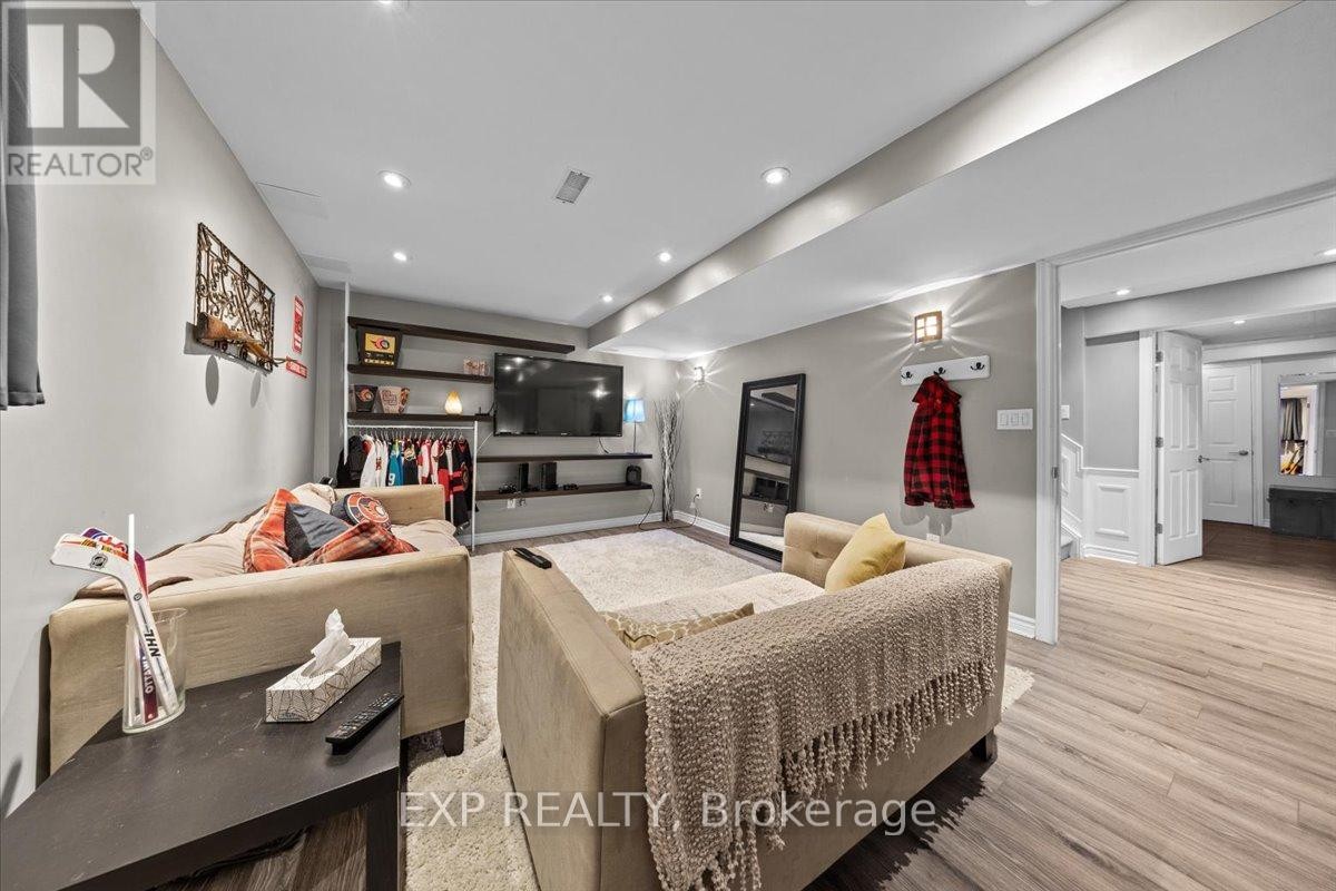 












585 DUNDONALD DRIVE

,
Ottawa,




Ontario
K2J5X1

