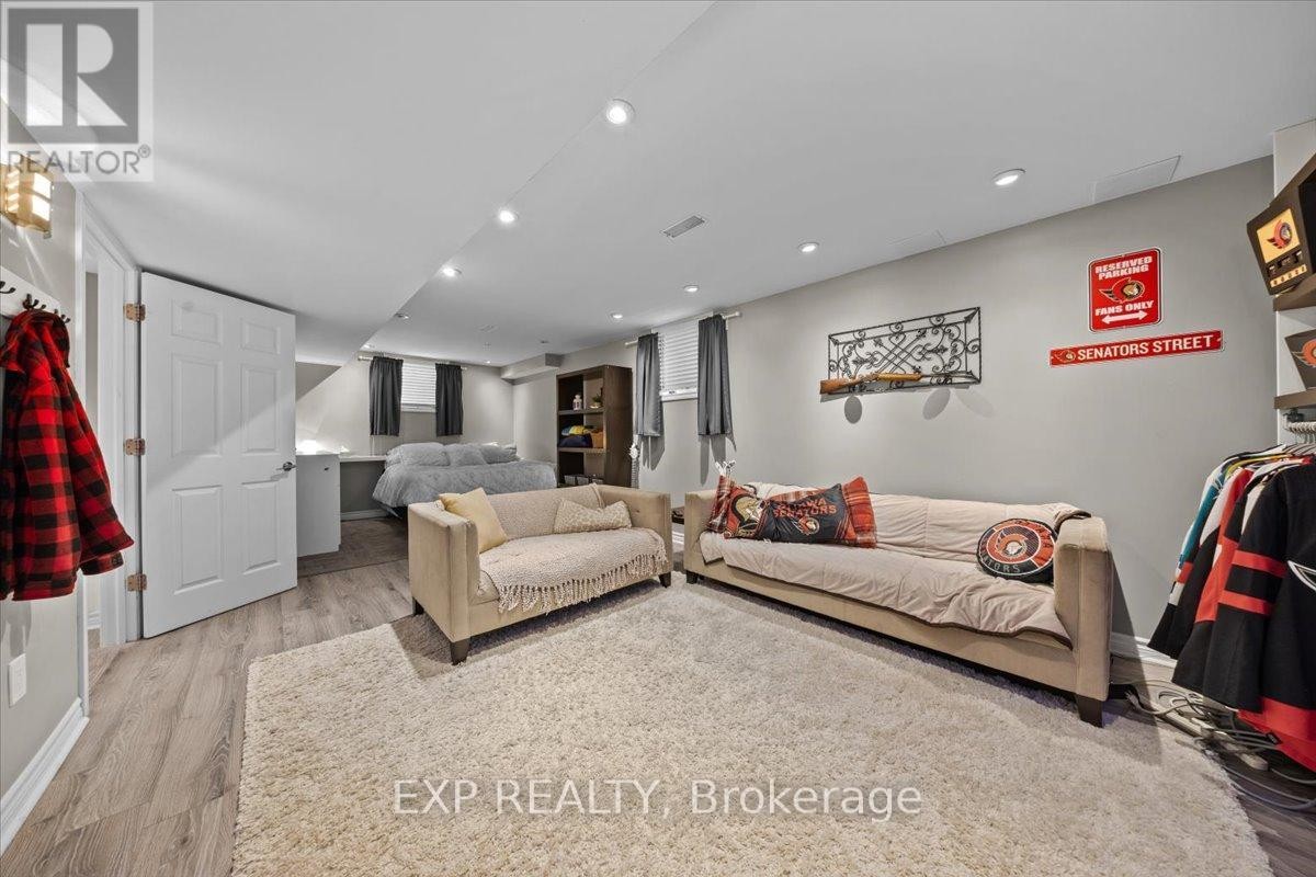 












585 DUNDONALD DRIVE

,
Ottawa,




Ontario
K2J5X1

