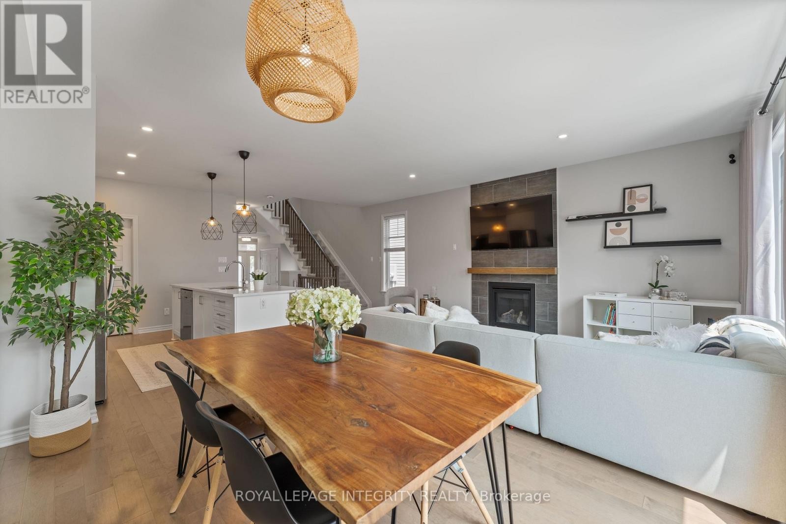 












820 CLAPHAM TERRACE

,
Ottawa,




Ontario
K2S2N8

