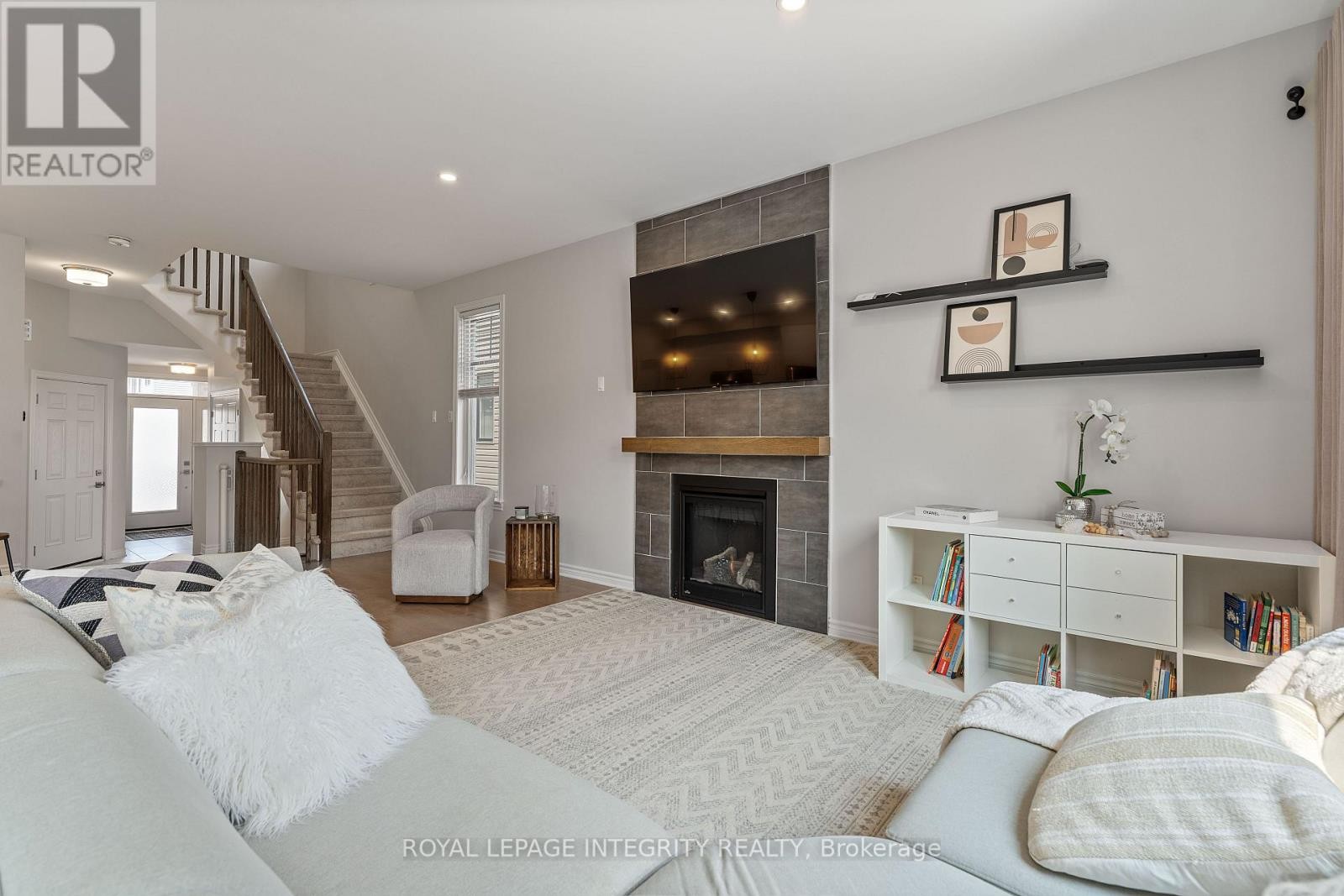 












820 CLAPHAM TERRACE

,
Ottawa,




Ontario
K2S2N8

