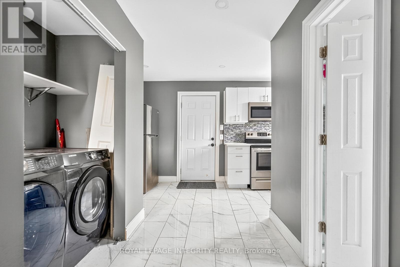 












2 - 125 PRESTON STREET

,
Ottawa,




Ontario
K1R7P3

