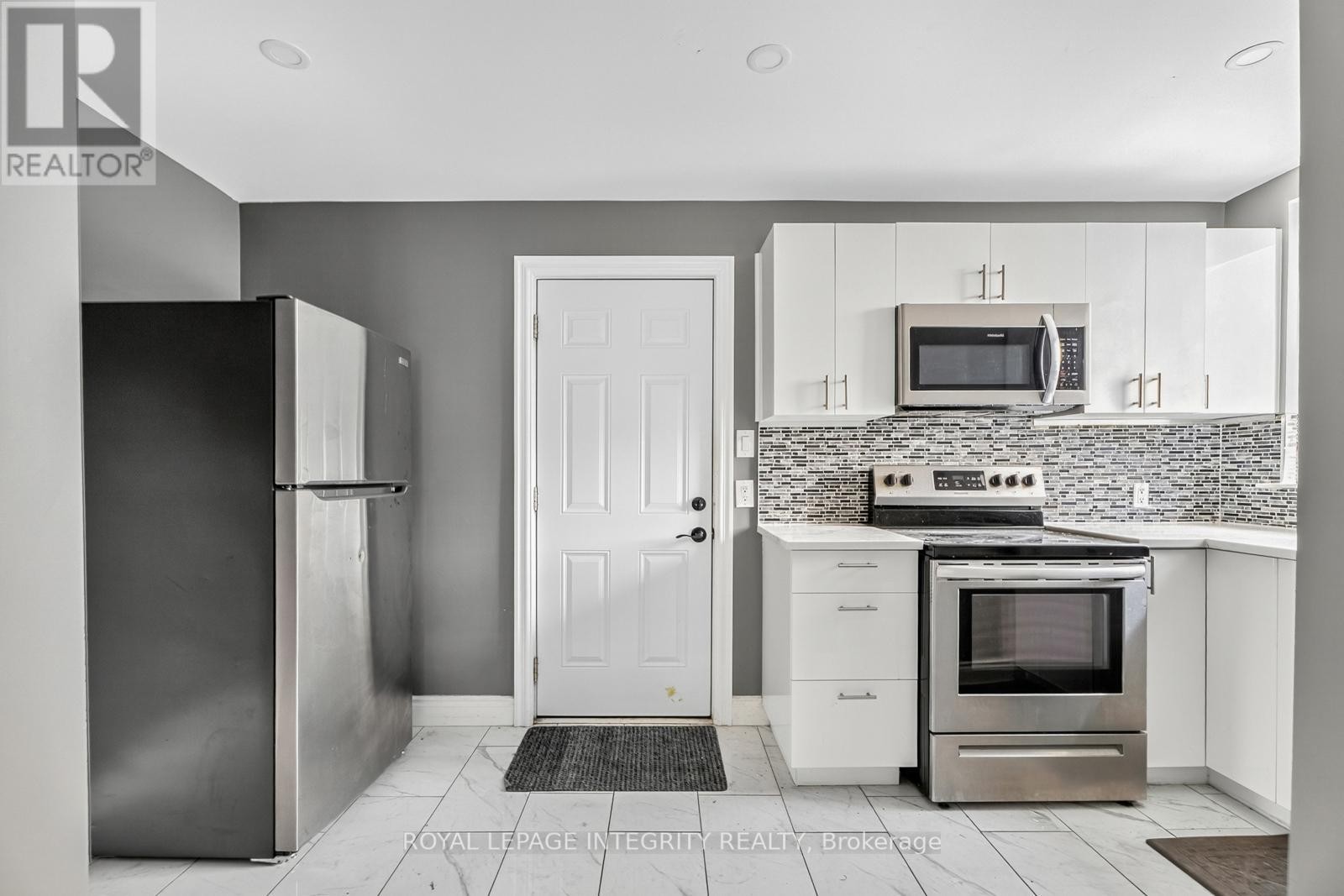 












2 - 125 PRESTON STREET

,
Ottawa,




Ontario
K1R7P3

