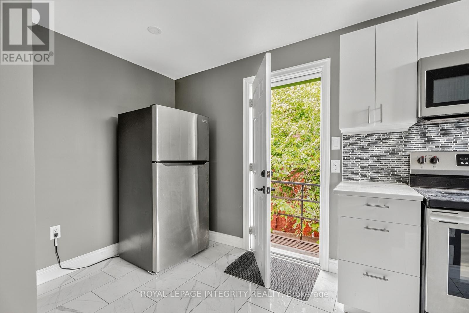 












2 - 125 PRESTON STREET

,
Ottawa,




Ontario
K1R7P3

