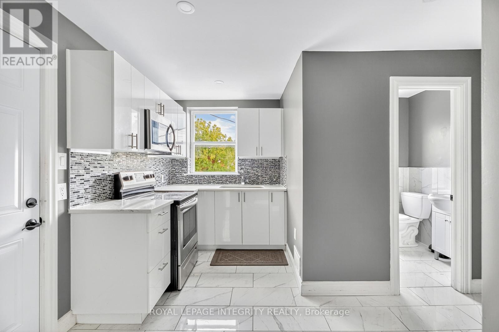 












2 - 125 PRESTON STREET

,
Ottawa,




Ontario
K1R7P3

