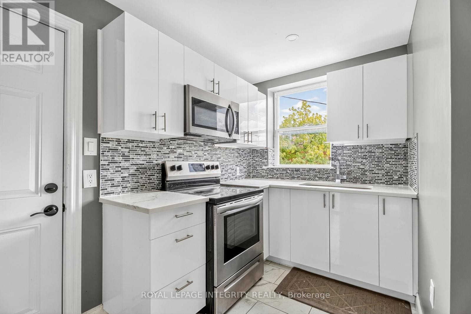 












2 - 125 PRESTON STREET

,
Ottawa,




Ontario
K1R7P3

