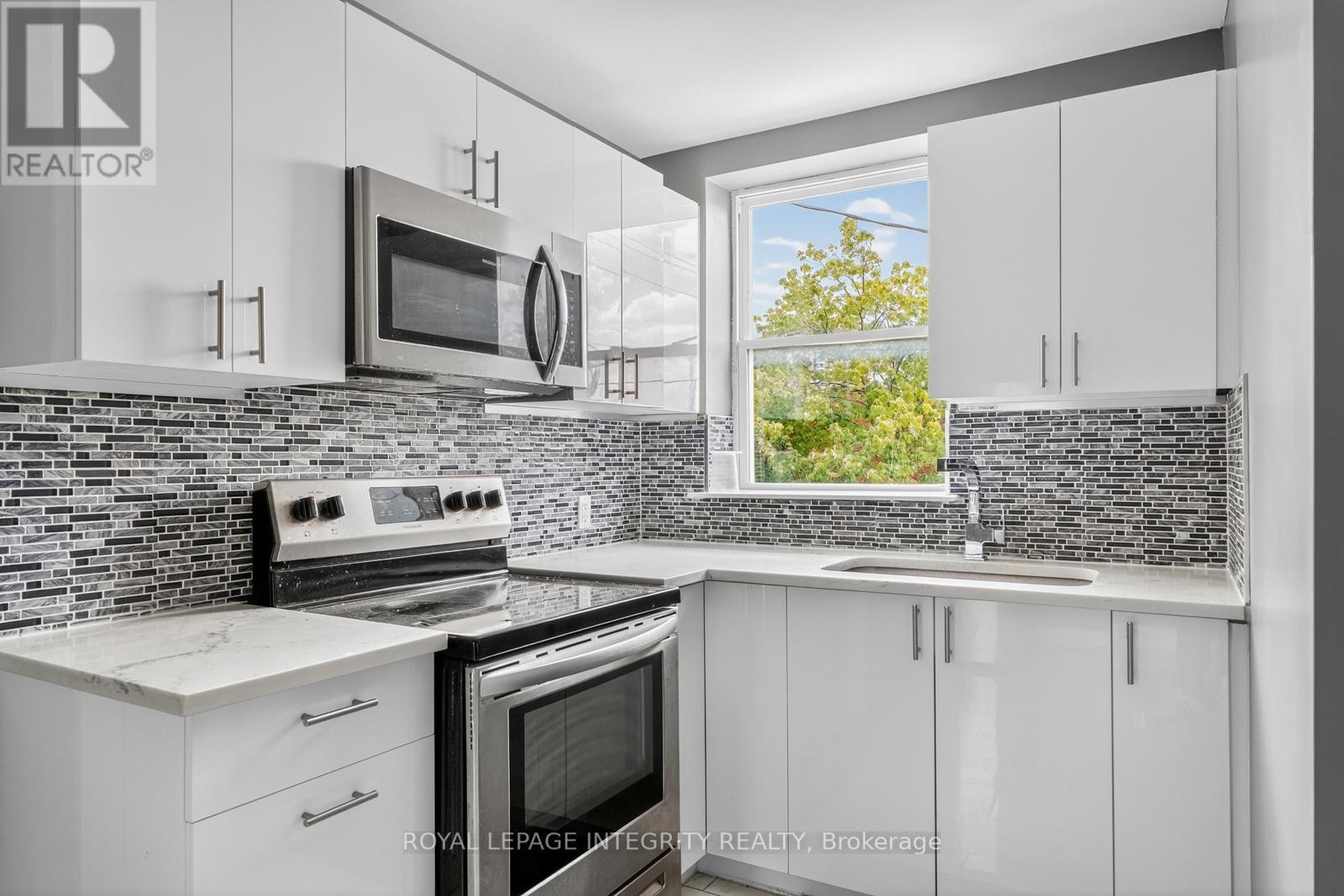 












2 - 125 PRESTON STREET

,
Ottawa,




Ontario
K1R7P3

