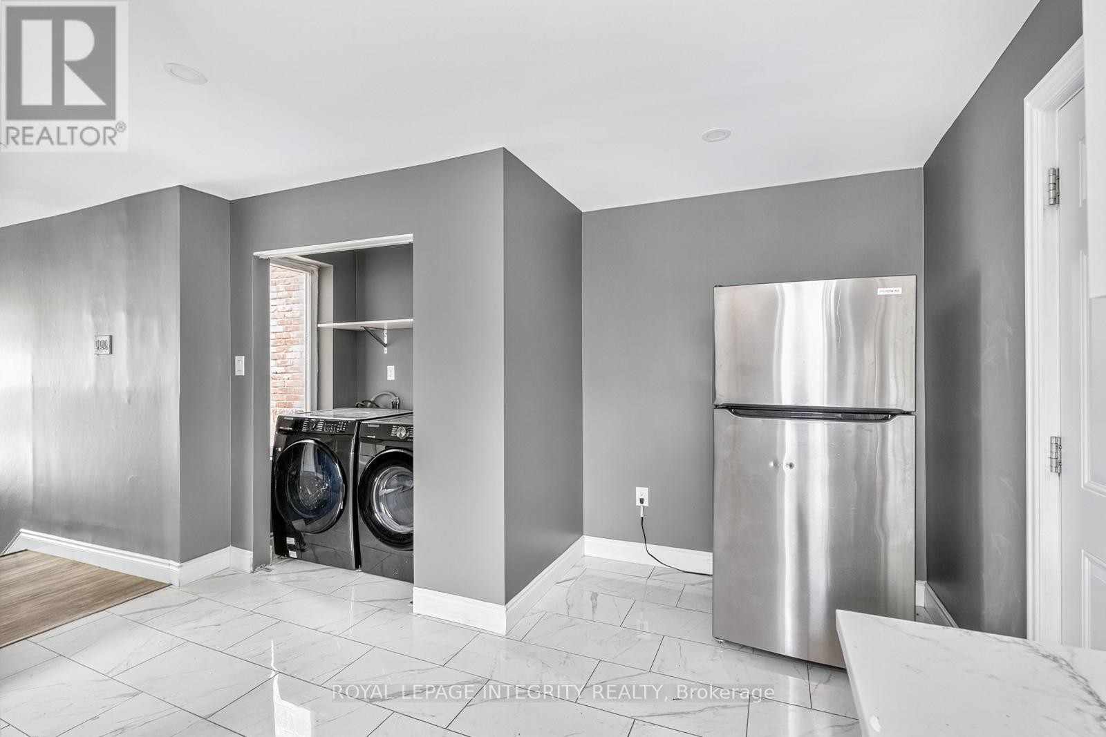 












2 - 125 PRESTON STREET

,
Ottawa,




Ontario
K1R7P3

