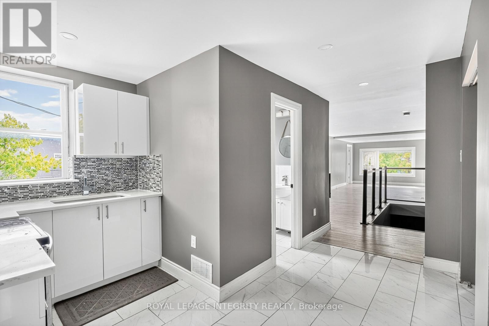 












2 - 125 PRESTON STREET

,
Ottawa,




Ontario
K1R7P3

