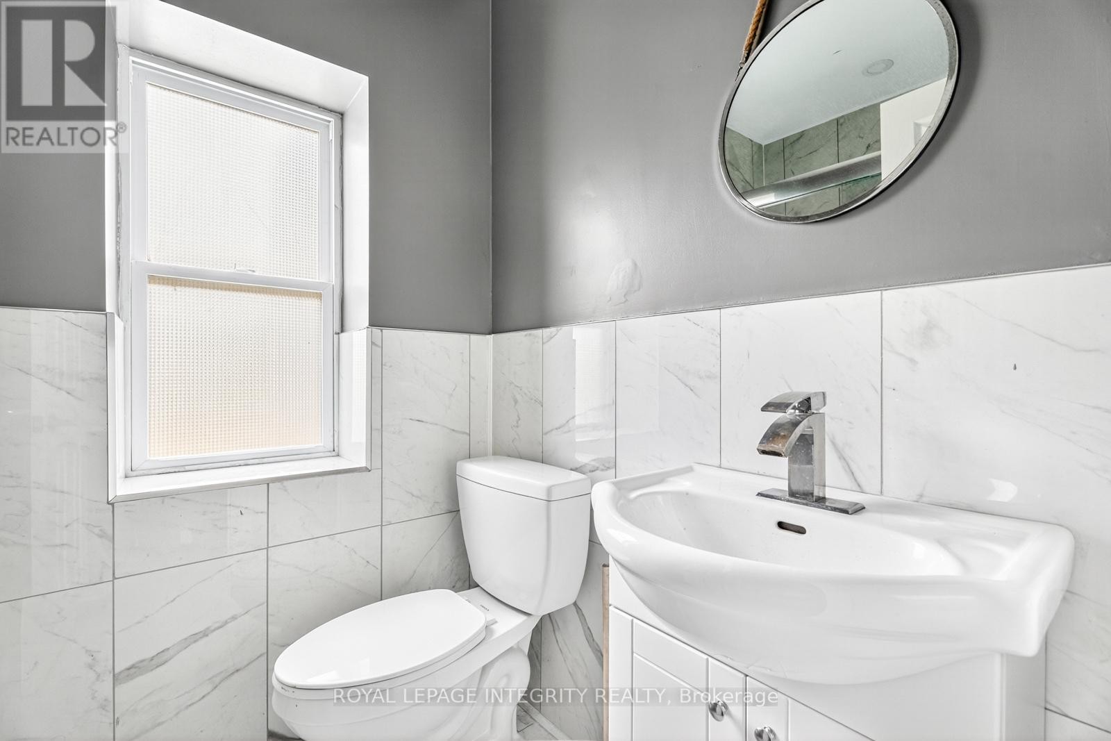 












2 - 125 PRESTON STREET

,
Ottawa,




Ontario
K1R7P3

