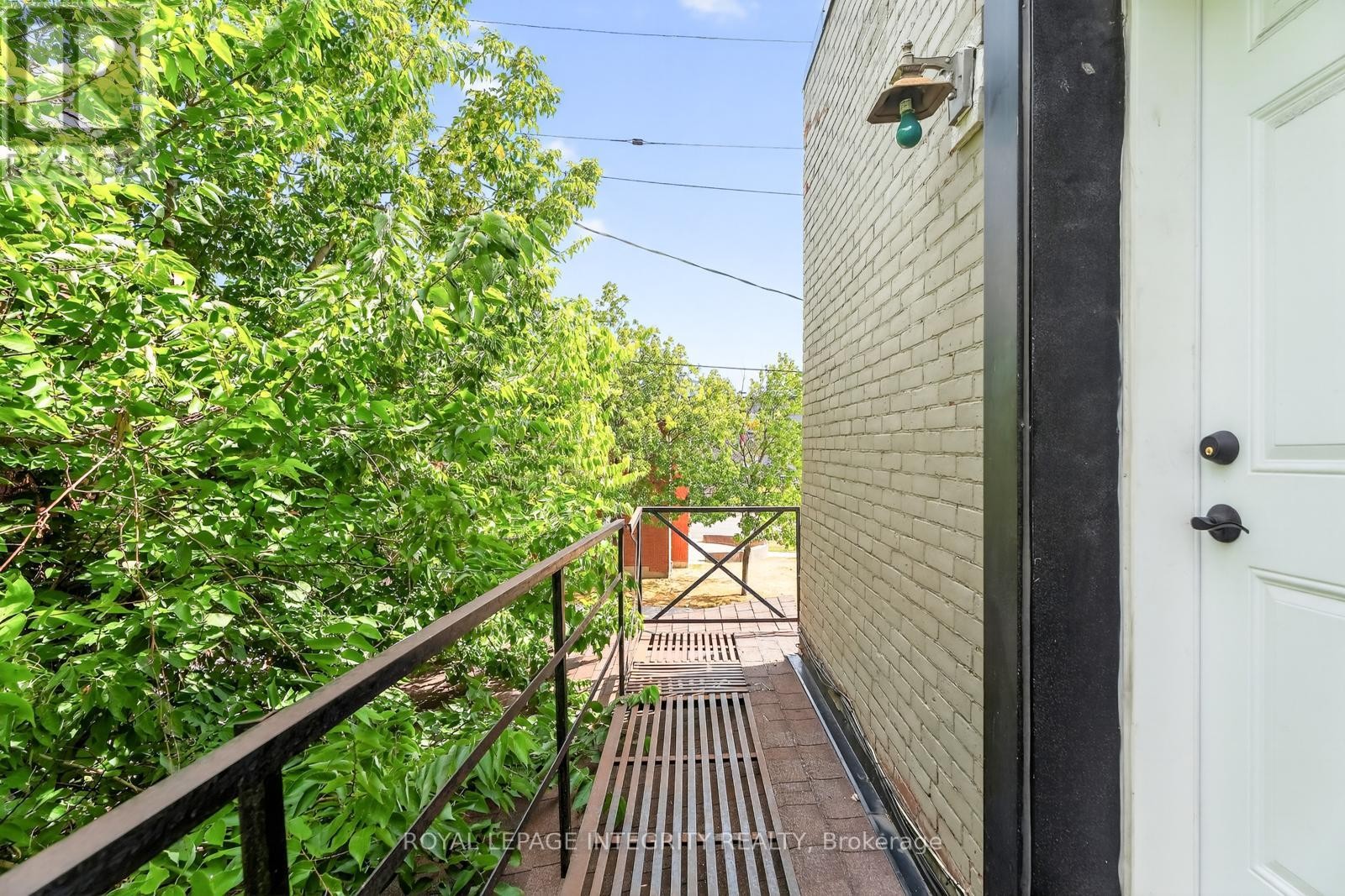 












2 - 125 PRESTON STREET

,
Ottawa,




Ontario
K1R7P3

