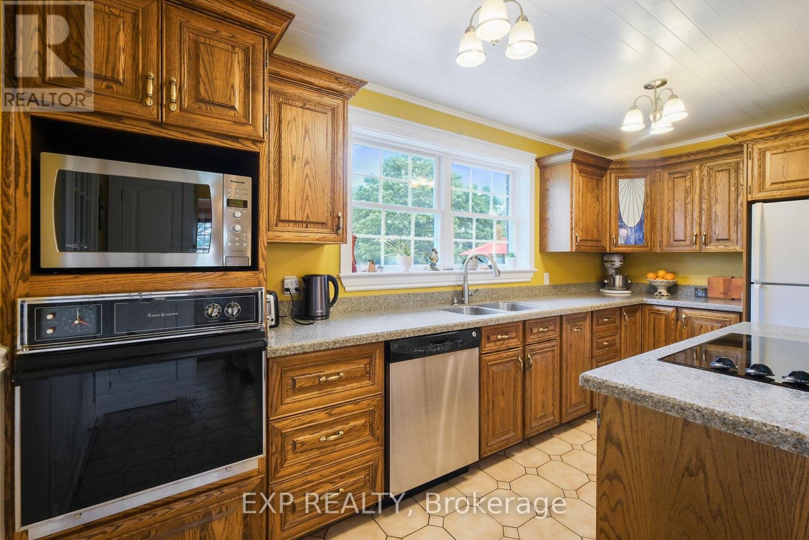 












183 HAMILTON ROAD

,
Russell,




Ontario
K4R0J1

