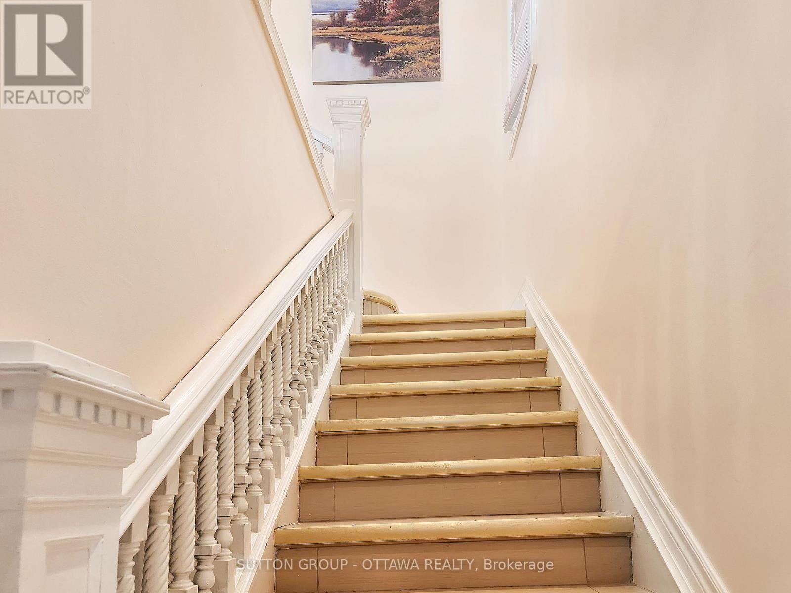 












139 ECCLES STREET

,
Ottawa,




Ontario
K1R6S7

