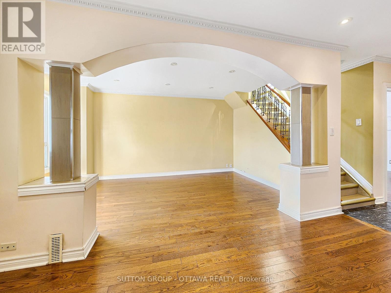 












139 ECCLES STREET

,
Ottawa,




Ontario
K1R6S7

