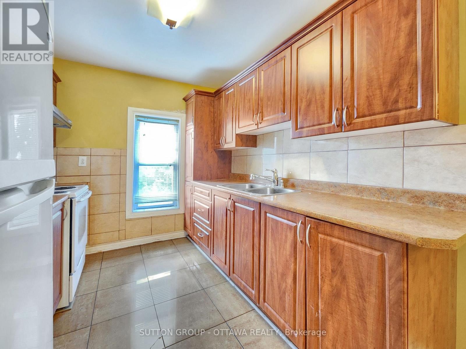 












139 ECCLES STREET

,
Ottawa,




Ontario
K1R6S7


