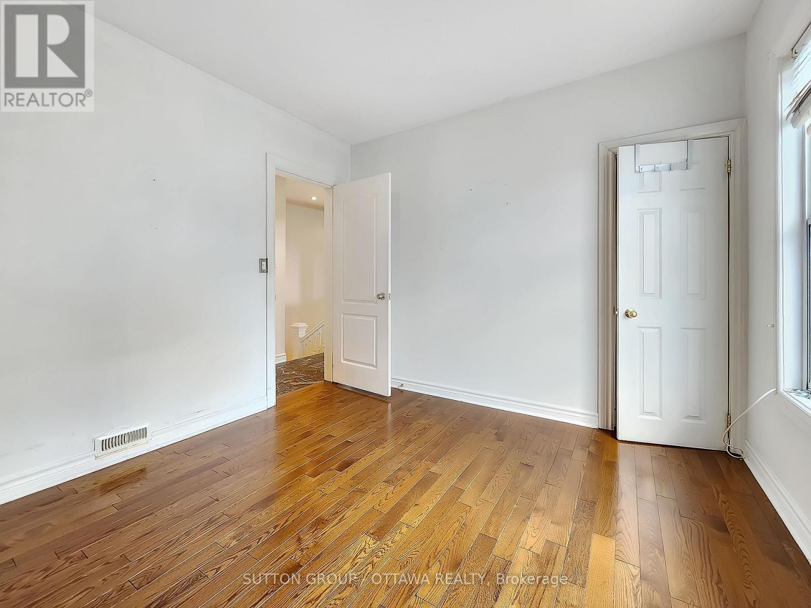 












139 ECCLES STREET

,
Ottawa,




Ontario
K1R6S7

