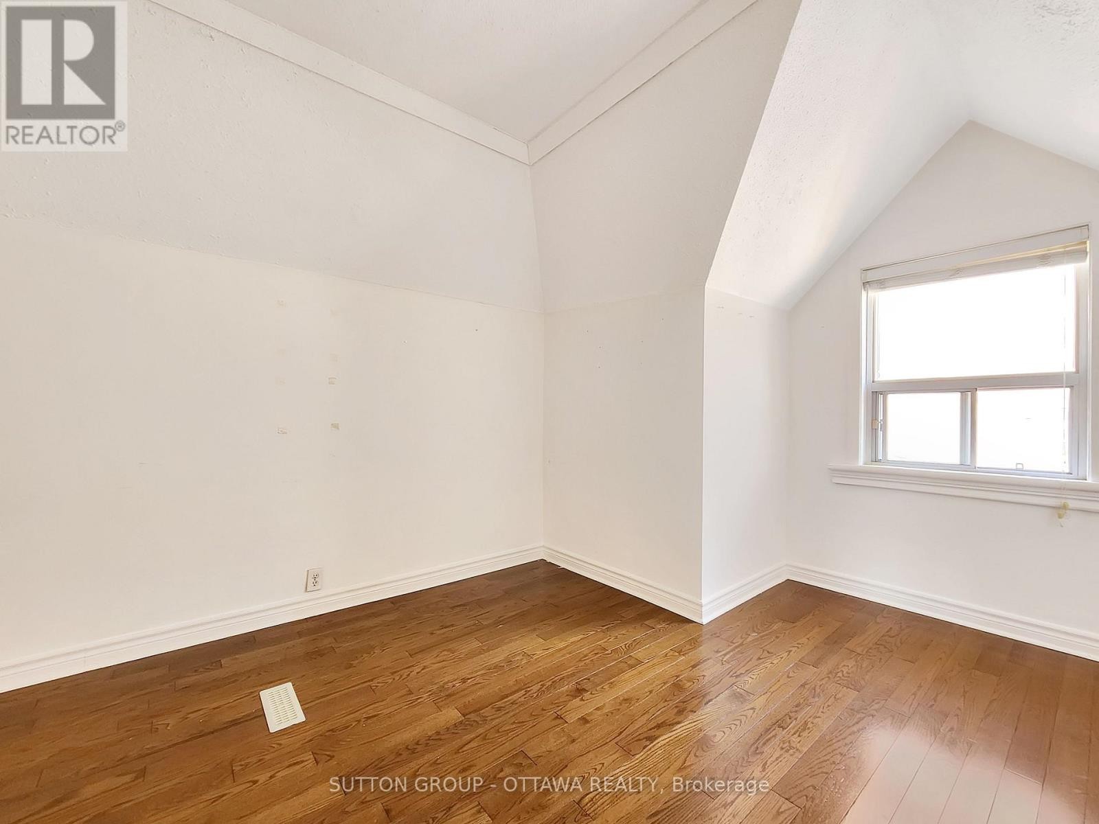 












139 ECCLES STREET

,
Ottawa,




Ontario
K1R6S7

