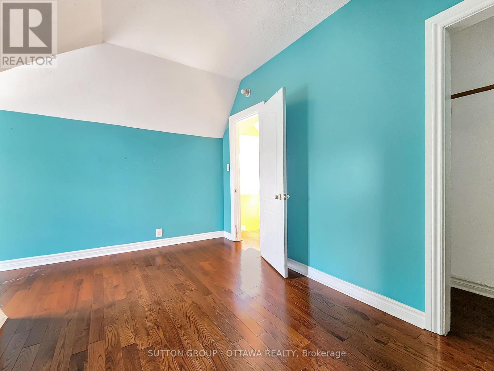 












139 ECCLES STREET

,
Ottawa,




Ontario
K1R6S7

