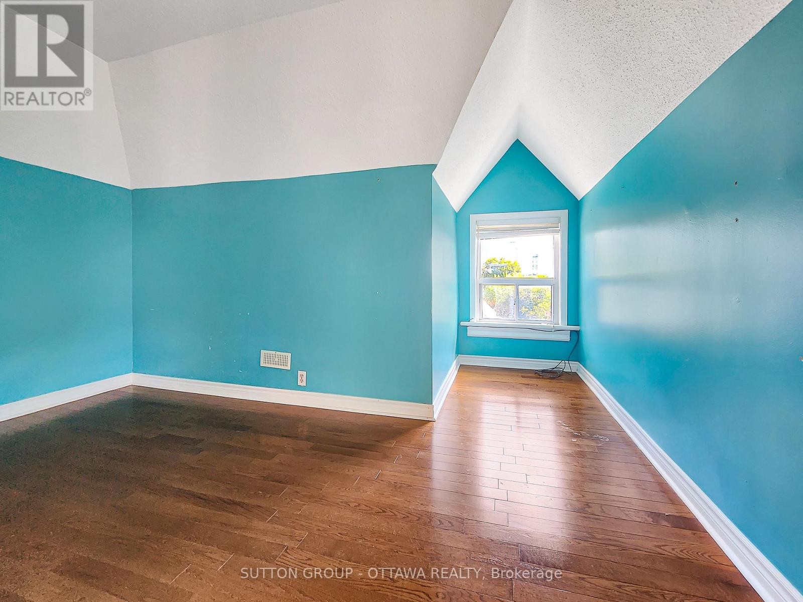 












139 ECCLES STREET

,
Ottawa,




Ontario
K1R6S7

