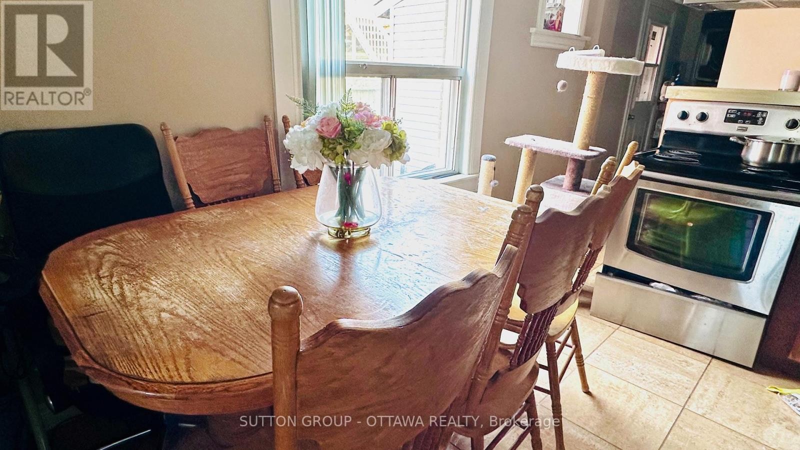 












139 ECCLES STREET

,
Ottawa,




Ontario
K1R6S7

