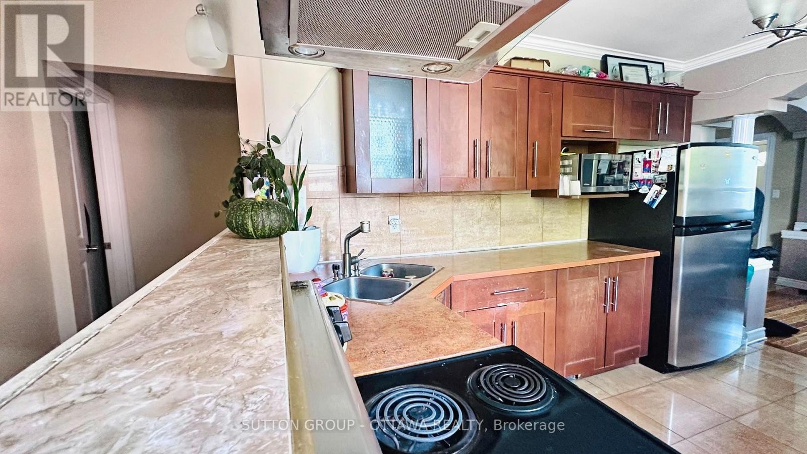 












139 ECCLES STREET

,
Ottawa,




Ontario
K1R6S7

