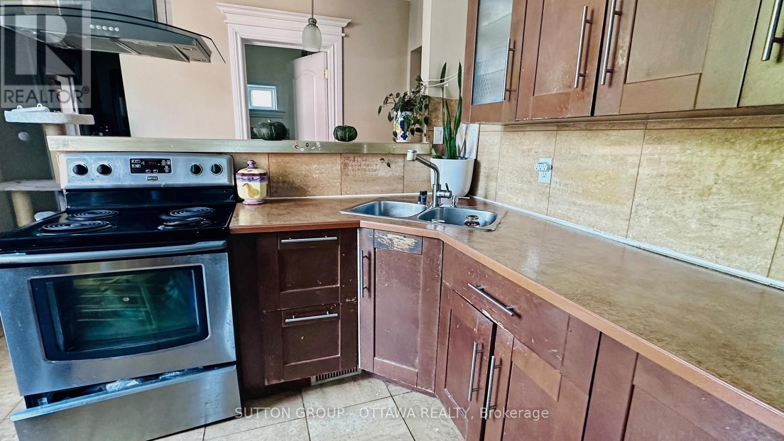 












139 ECCLES STREET

,
Ottawa,




Ontario
K1R6S7

