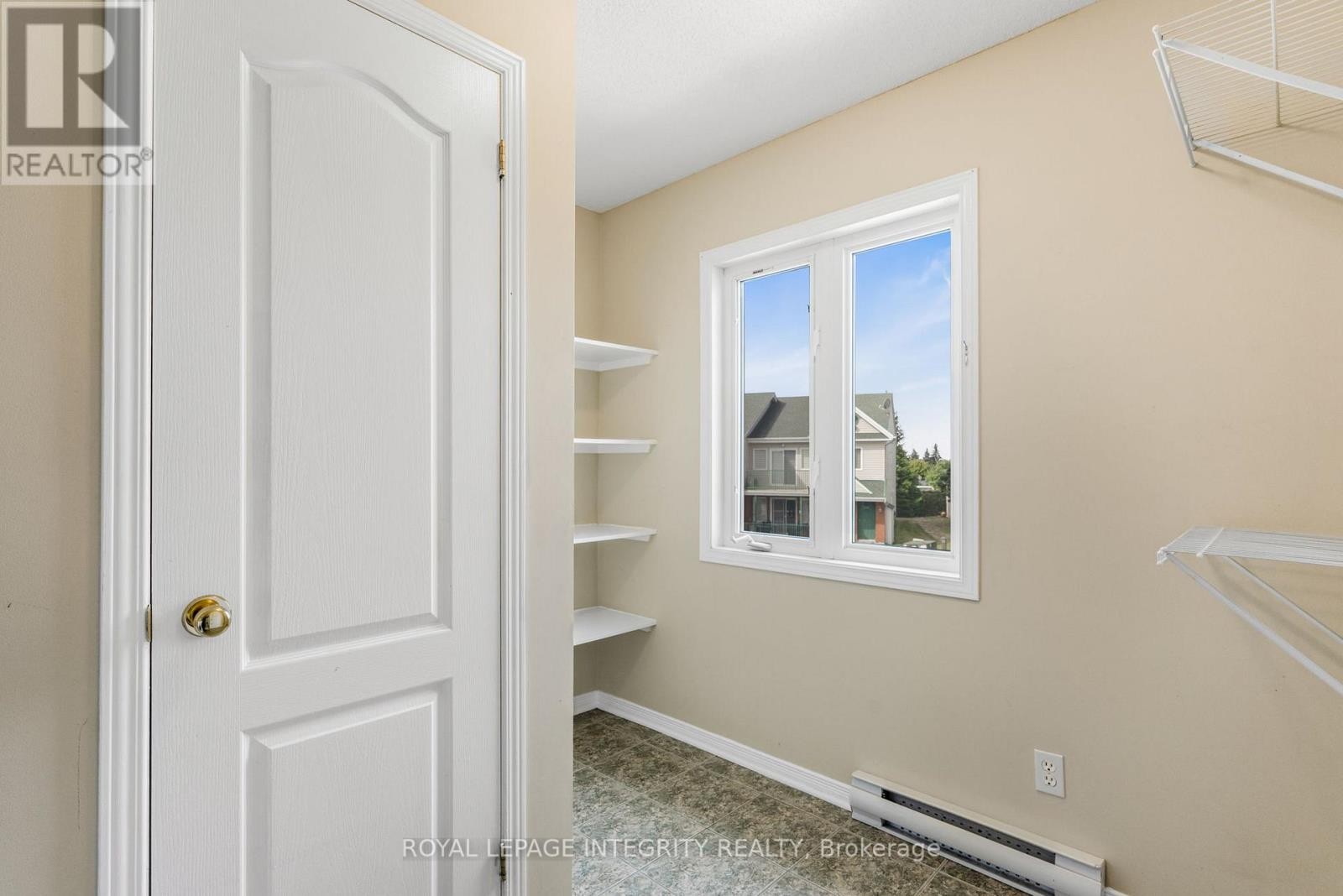












403 - 2923 LAURIER STREET

,
Clarence-Rockland,




Ontario
K4K1T8

