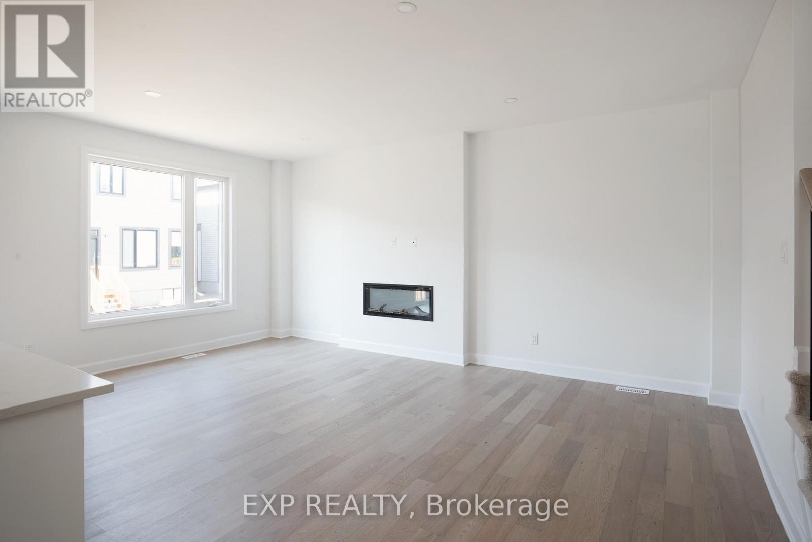 












509 ROUNDHOUSE CRESCENT

,
Ottawa,




Ontario
K2S2Y1

