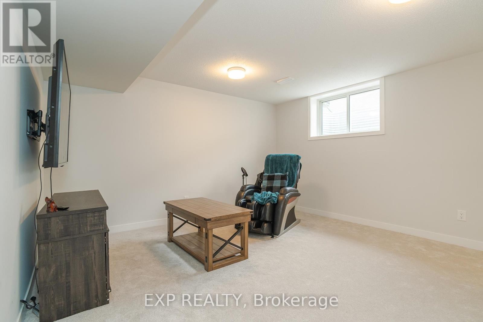 












676 QUILTER ROW

,
Ottawa,




Ontario
K0A2Z0

