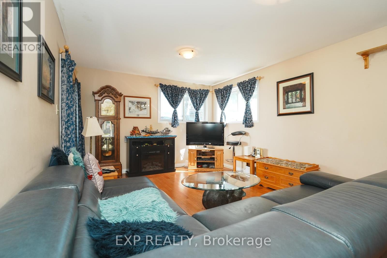 












36 KEEWATIN CRESCENT

,
Ottawa,




Ontario
K2E6Z1

